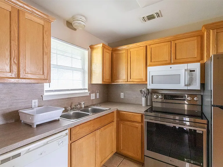 136 Nolan St #B — Photo 2