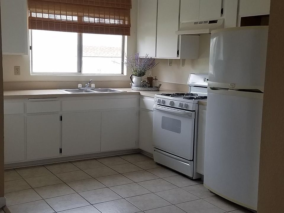 1st image of 407 E 1st St