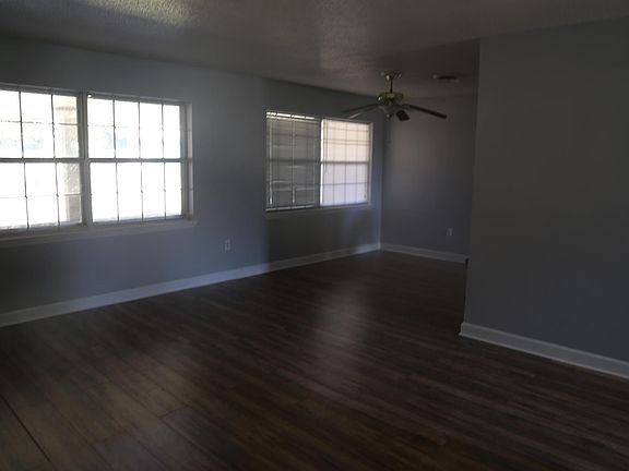 3rd image of 15316 Parkwood Dr N