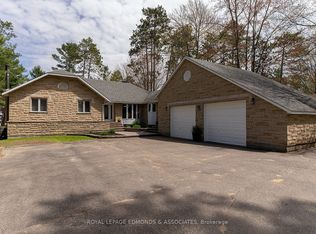 39 Selley St, Petawawa, ON K8H 3G9