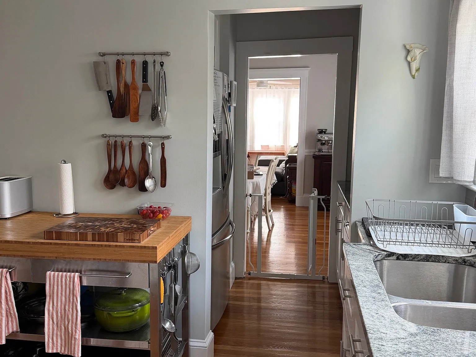3 bed, 1.0 bath, 1350 sqft, $3,800 — Photo 3