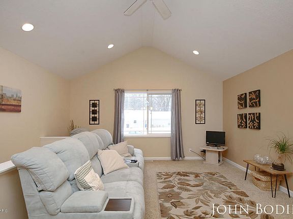 4th image of 495 Sunnyjune Ave