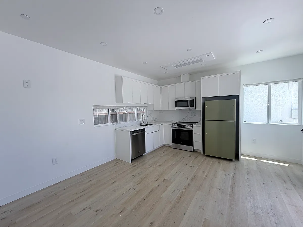 Building Photo - 557 Casselman St #3