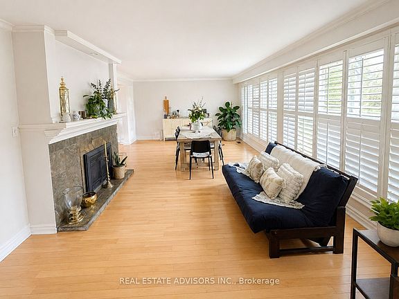 2nd image of 1 Lakehill Cres