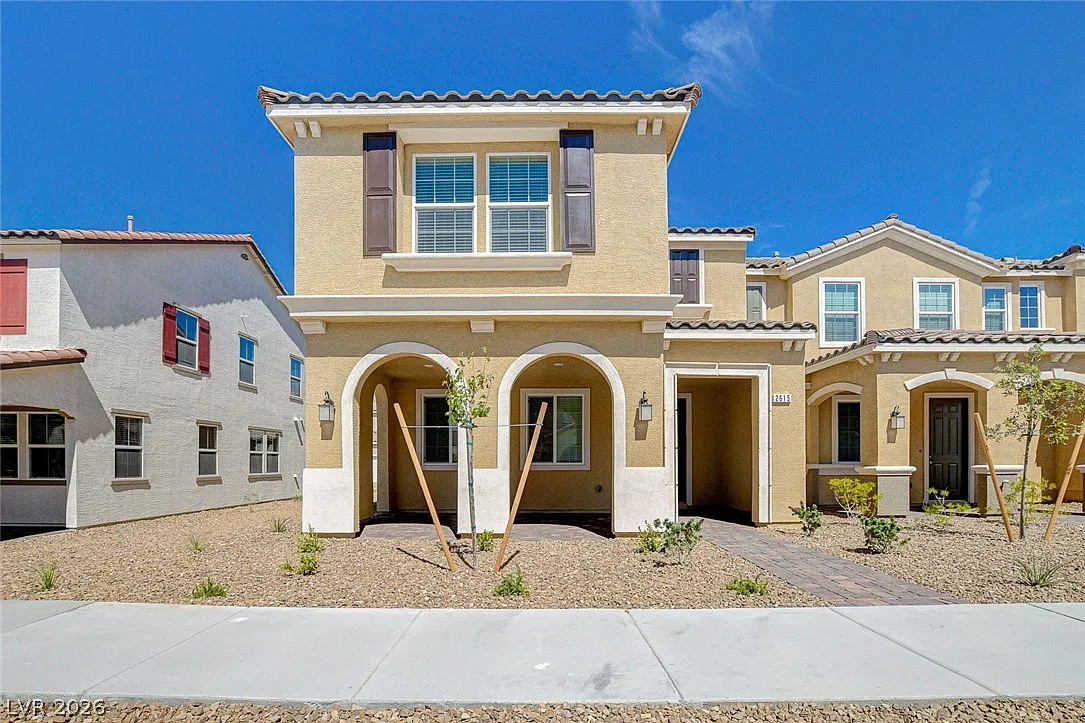 3 bed, 2.5 bath, 1920 sqft, $2,320 — Photo 2