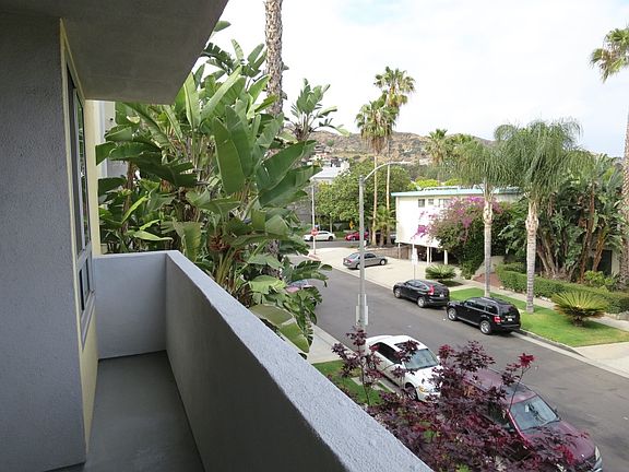 4th image of 1547 N Hayworth Ave