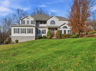 3 Clemence Dr, New Windsor, NY 12553