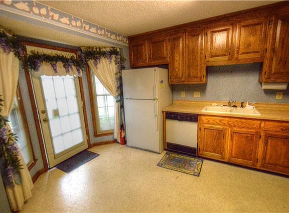 5th image of 954 E Northfield Blvd