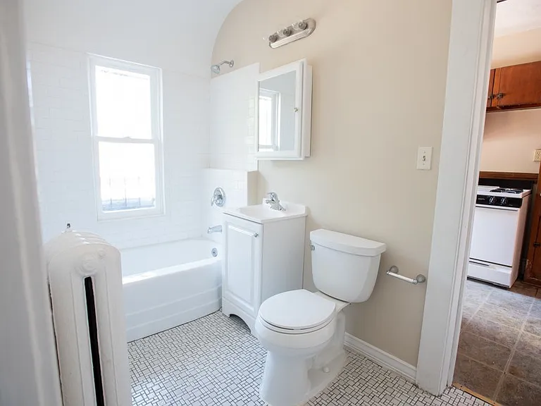 Freshly Renovated 2BR Apartments Near UWM Heat Included — Photo 23
