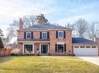 641 N Oxford Rd, Grosse Pointe Woods, MI 48236