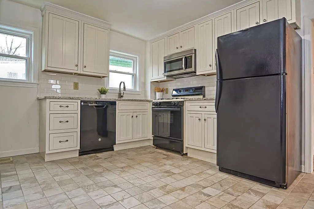 18 Walcott St — Photo 3