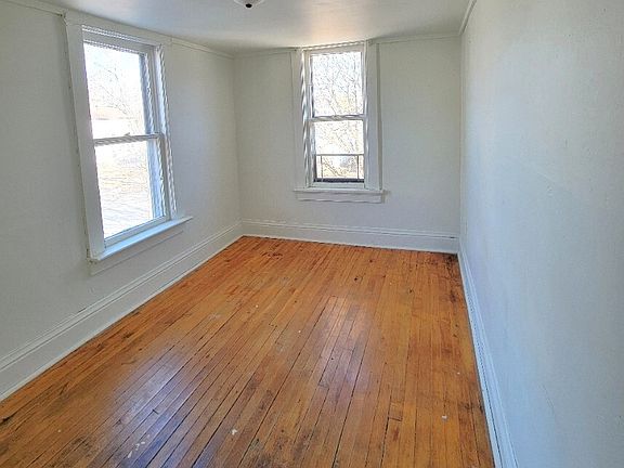 3rd image of 927 1/2 Plumer St