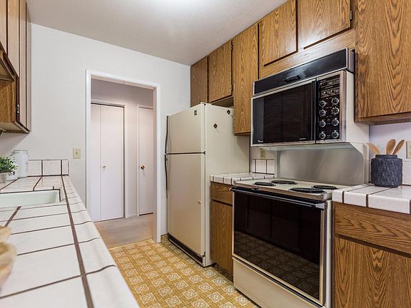 5th image of 1031 Cherry Ave APT 21
