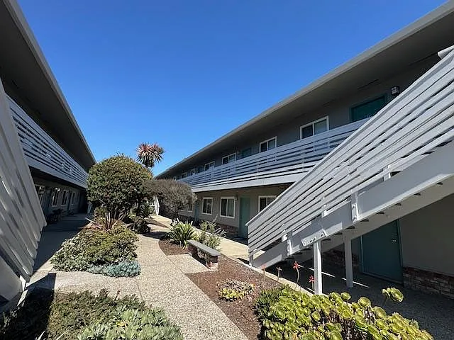Carmel Ave Apartments — Photo 27