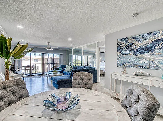 2 bed, 2.0 bath, 1121 sqft, $4,000 — Photo 3