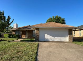 202 Almond Ln, Euless, TX 76039