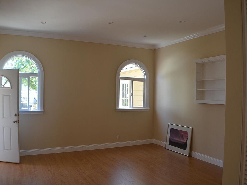 1st image of 900 E 20th St