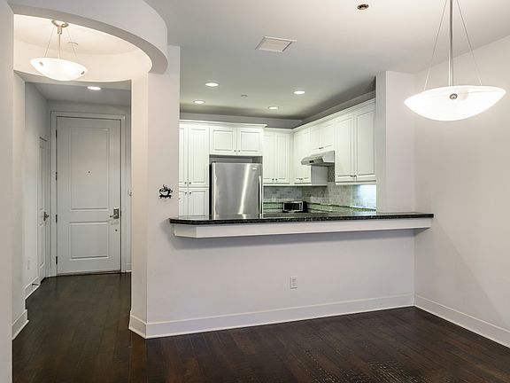 5th image of 2349 Jefferson St Unit 121