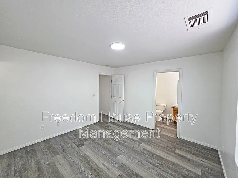 670 Bourbon St #2 — Photo 31