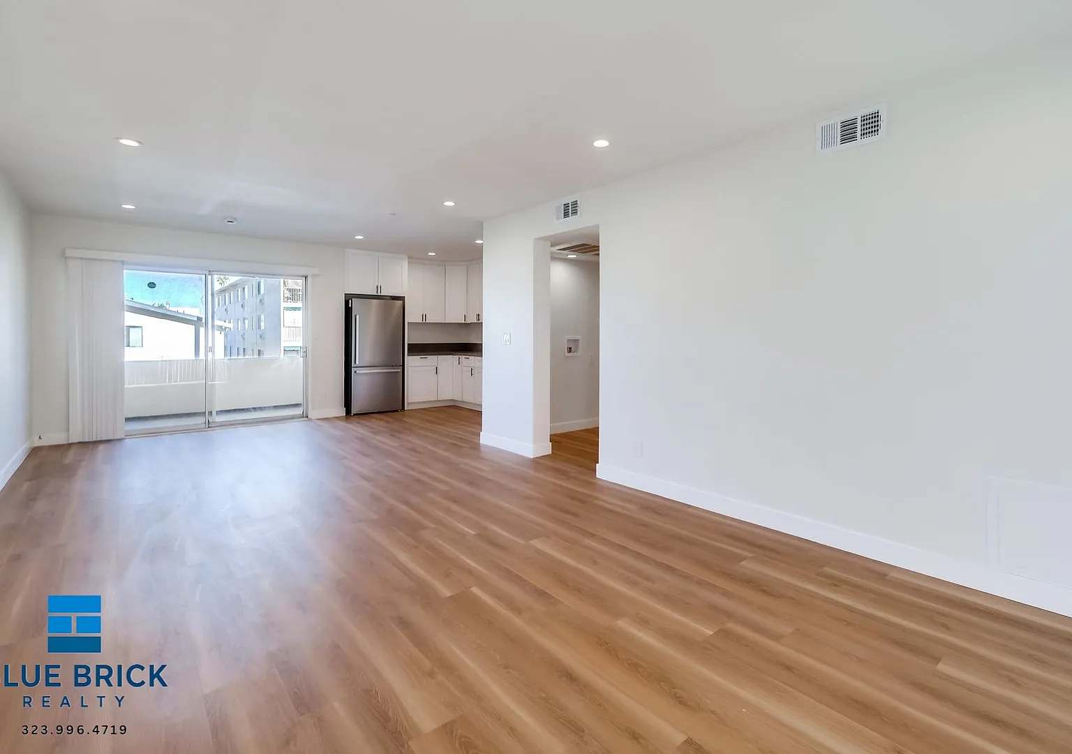 Elegant Valley Village 3-Bedroom Retreat with Private Balcony & Contemporary Comfort — Photo 1