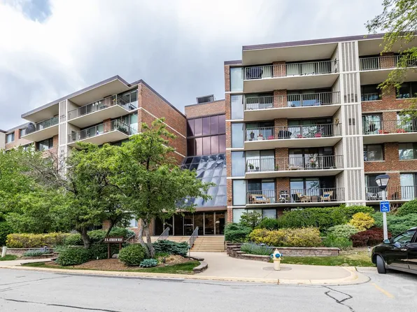 2 S Atrium Way APT 301, Elmhurst, IL 60126