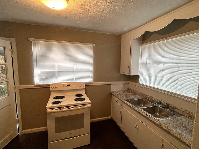 922 Harbison Dr — Photo 7