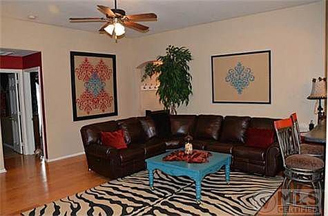 3rd image of 533 Oakbrook Dr
