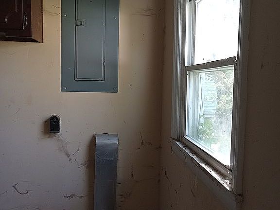 4th image of 412 E Main St