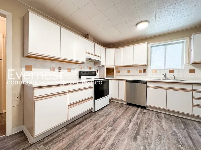 3 bed, 2.0 bath, 2400 sqft, $3,150 — Photo 4