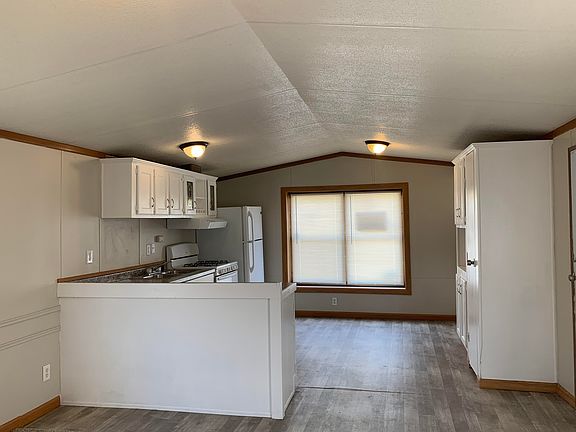 3rd image of 6230 N Gillette Ave #3B-2Ba-1056Sqft