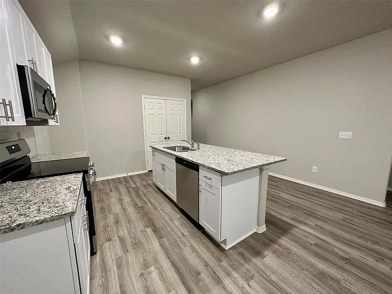 506 Dalloway St — Photo 16
