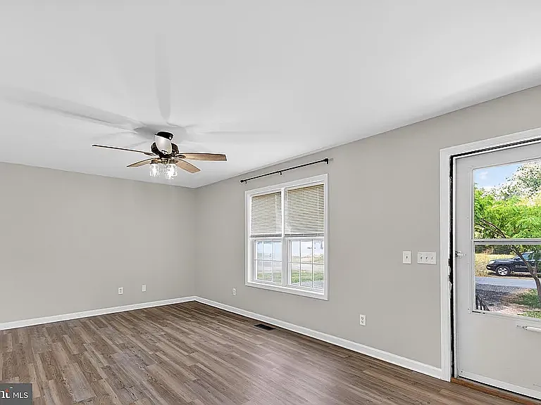 102 W East St — Photo 5