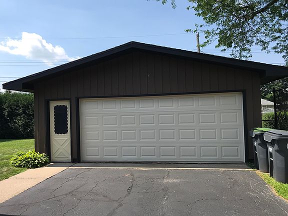 2nd image of 3728 Elm Dr
