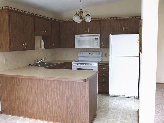 Kitchen/DR w/Breakfast Bar