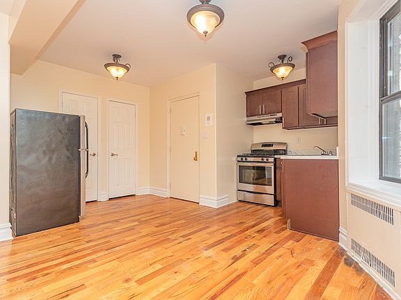 4th image of 100 E 21st St #117