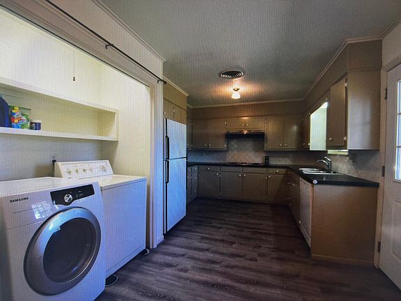 3rd image of 1361 N Rose Dr