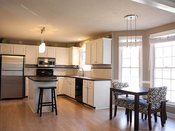 Eat-in kitchen with island