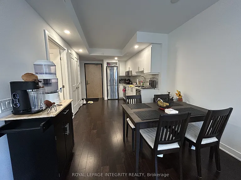 340 Queen St #810 — Photo 5