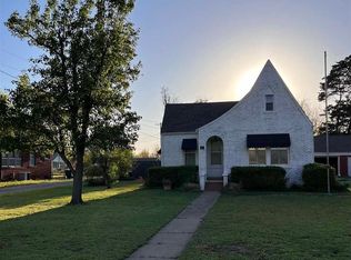 907 N 8th St, Perry, OK 73077