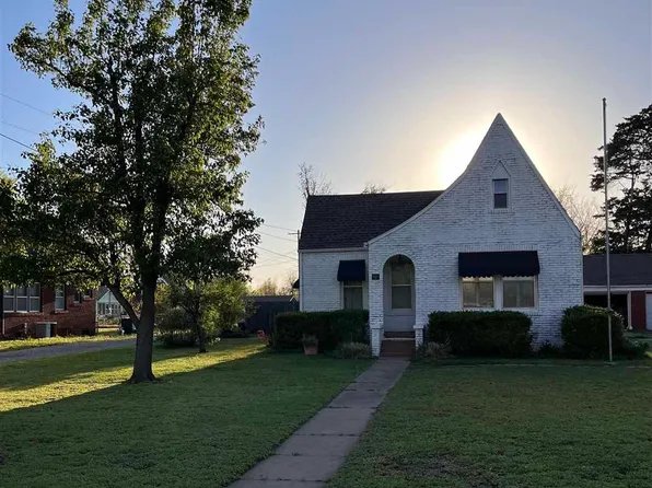 907 N 8th St, Perry, OK 73077