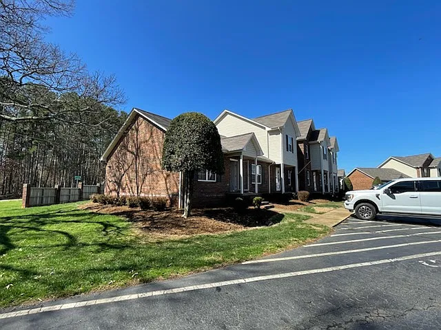 2 bed, 984 sqft, $1,200 — Photo 2