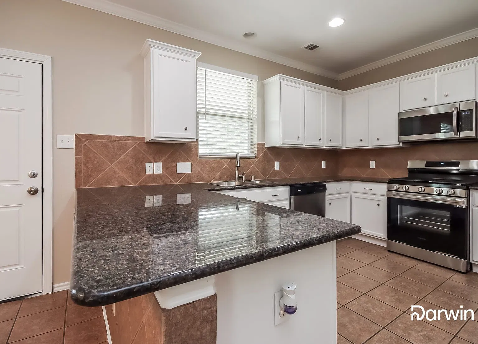 4 bed, 2.5 bath, 2192 sqft, $2,360 — Photo 2