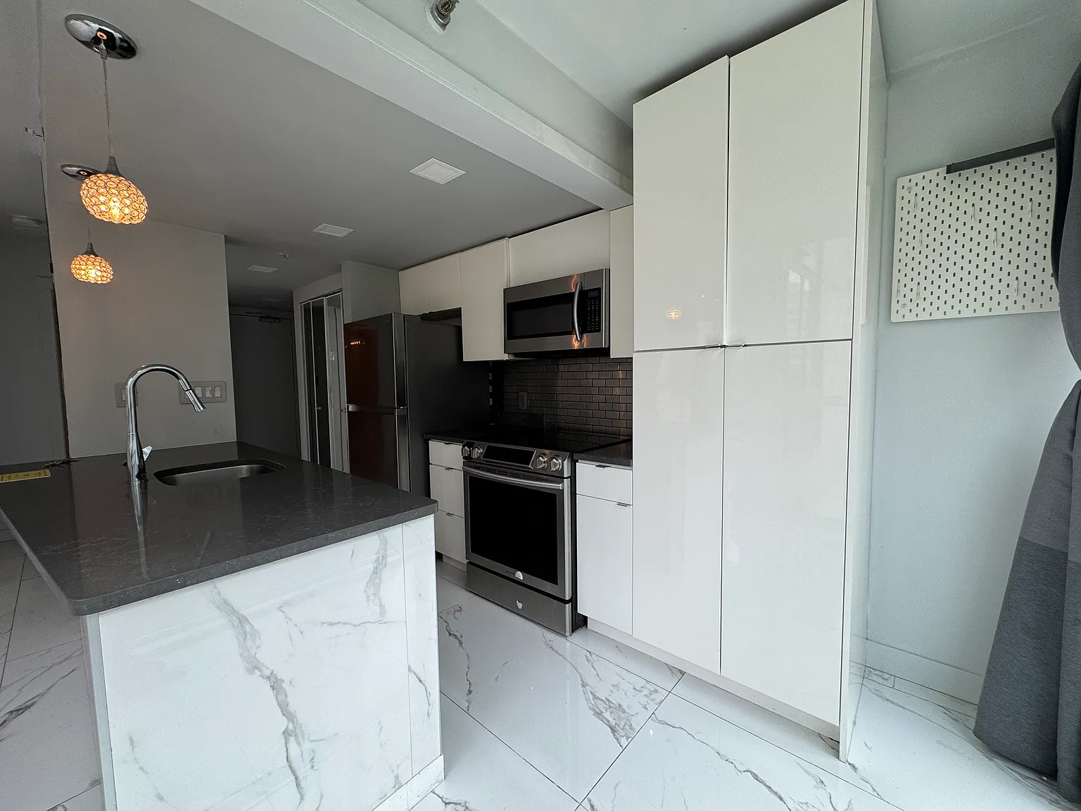 Howe St, Vancouver — Photo 1