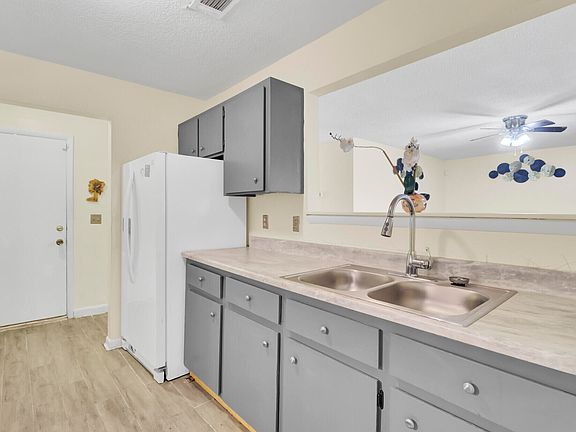 4th image of 1104 Greenmeadow Dr