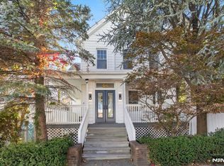46 Garden Pl, Edgewater, NJ 07020