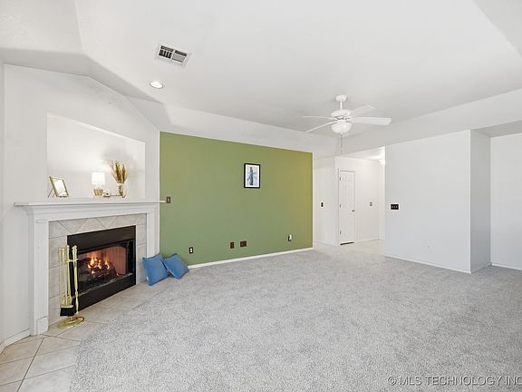 5th image of 916 W Atlanta Ct