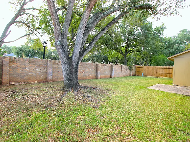 2731 Colony Dr — Photo 16