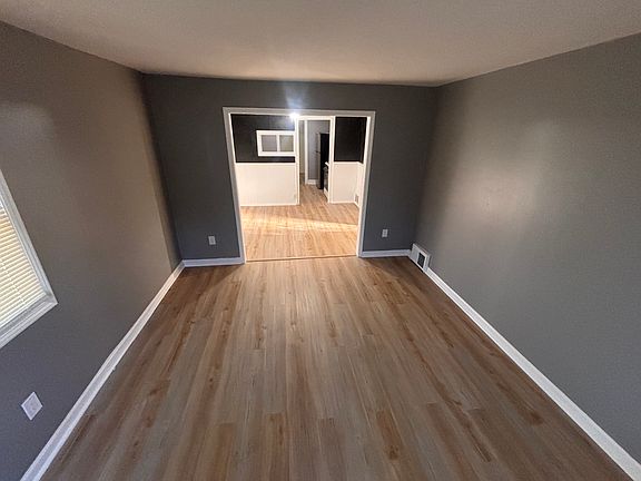 4th image of 643 Lookout St