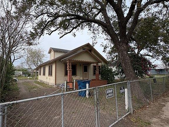 3rd image of 124 Hidalgo St