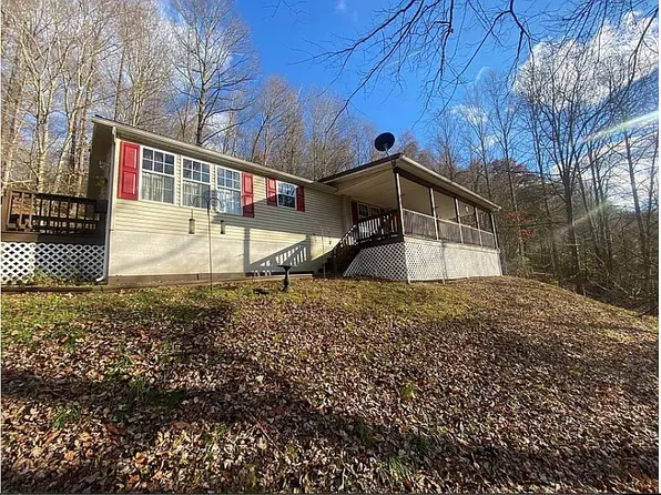 1143 State St, Gassaway, WV 26624